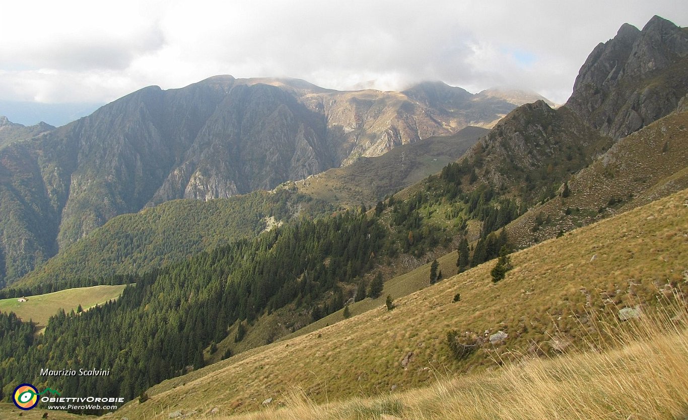 19 Panorama verso il Pizzo di Giovanni, che appare biforcuto all'estrema destra....JPG